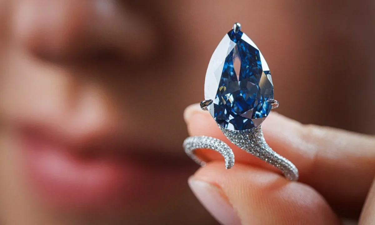 El 'Mellon blue', diamante azul vivo de 9,51 quilates montado en un anillo, se vendió en más de 25 millones de dólares en Ginebra.