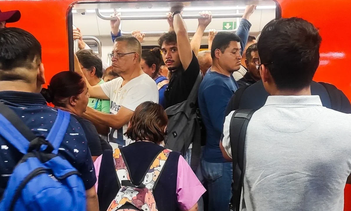 Por movilización de CNTE en el Centro Histórico, Metro CDMX informó el cierre de las estaciones Pino Suárez, Zócalo y Allende de Línea 2.