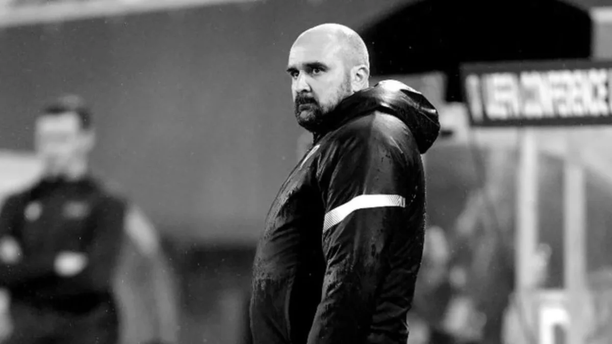 El momento en que el árbitro del partido entre el Radnicki y el Mladsot anunció la muerte del director técnico se transmitió en vivo.