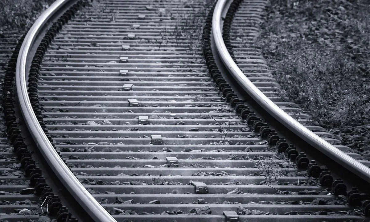 Al menos 11 trabajadores ferroviarios fallecieron y dos resultaron heridos tras ser arrollados por un tren en el suroeste de China.