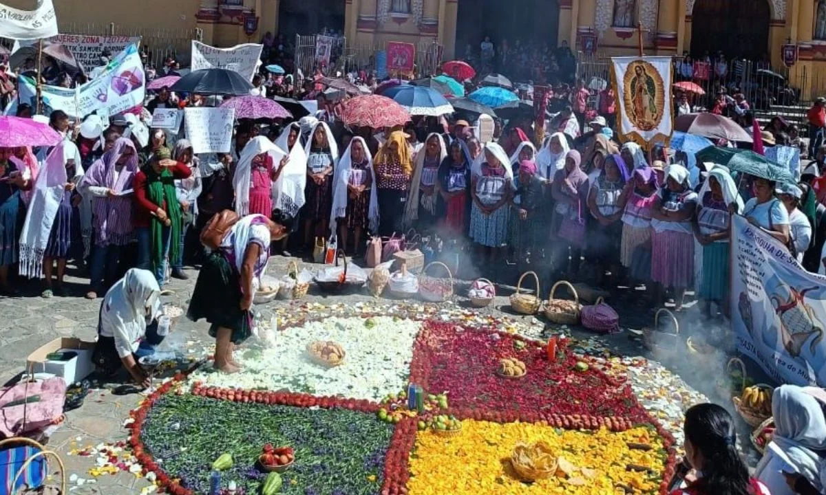 Cientos de mujeres indígenas de Chiapas, participaron en una marcha en el Día Internacional de la Violencia hacia las Mujeres.