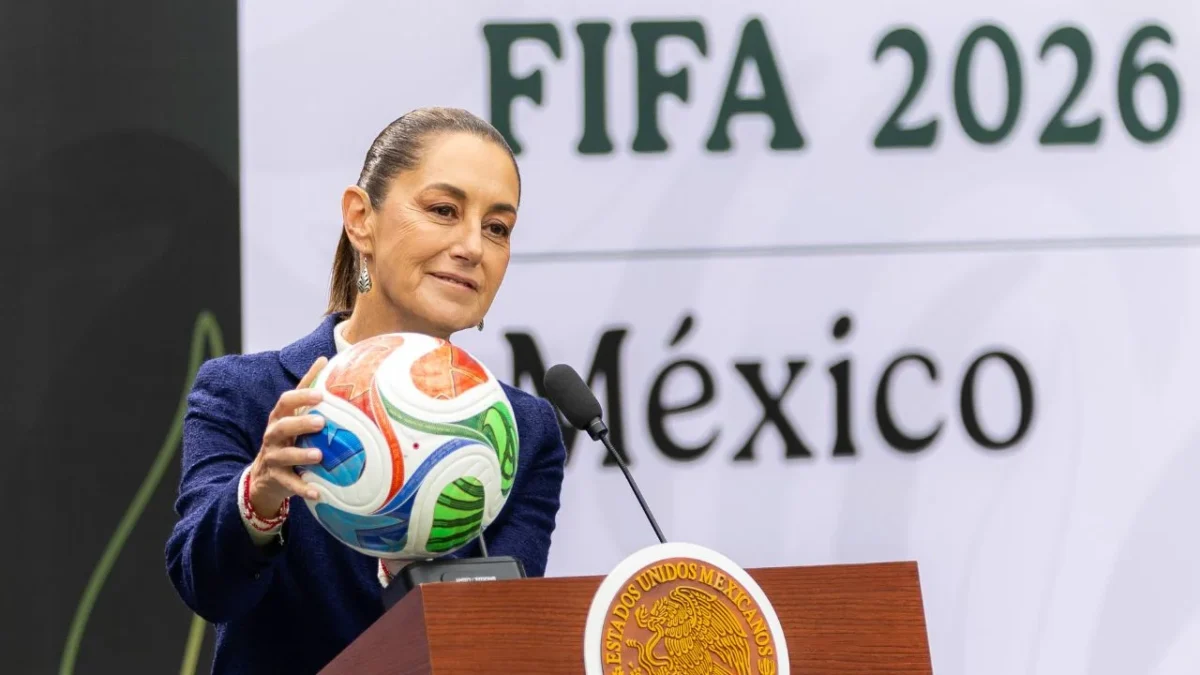 La presidenta Claudia Sheinbaum decidió ceder el boleto 001 del Mundial 2026, que le fue entregado por la FIFA, a una niña o joven mexicana que sea amante del futbol.