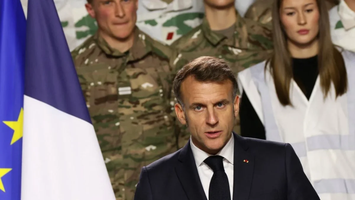 Emmanuel Macron, pronuncia un discurso para revelar un nuevo servicio militar nacional en la base militar de Varces,