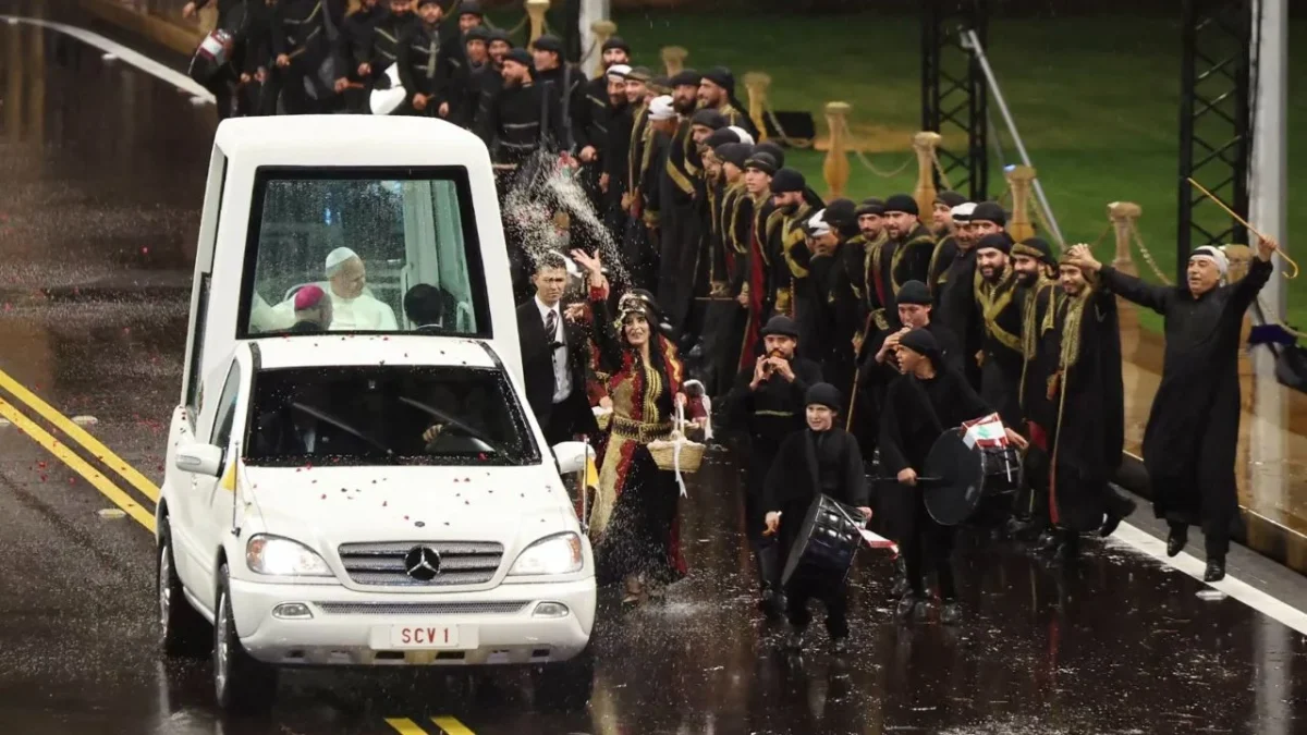 El papa León XIV aterrizó en Beirut con un mensaje de reconciliación, arraigo y la recuperación en el Líbano.