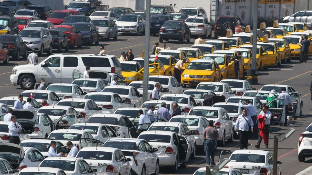 Permisionarios del AICM negaron que exista un acuerdo con el gobierno para permitir operaciones de taxis de aplicación en aeropuertos.