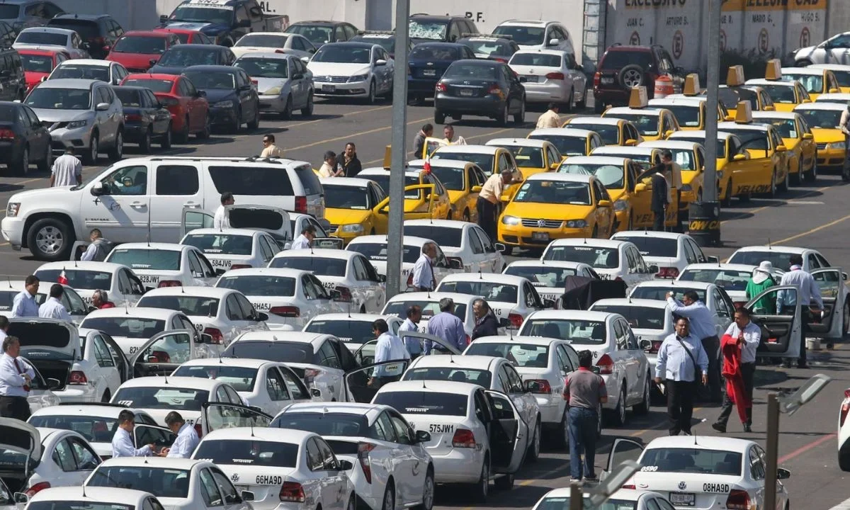 Permisionarios del AICM negaron que exista un acuerdo con el gobierno para permitir operaciones de taxis de aplicación en aeropuertos.