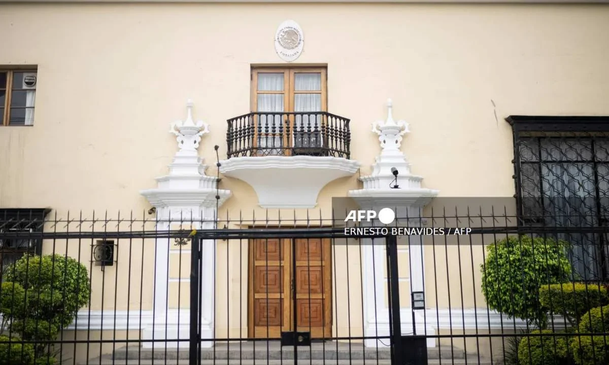 La SRE informó que el Gobierno de Perú confirmó que respetará las inmunidades de México.