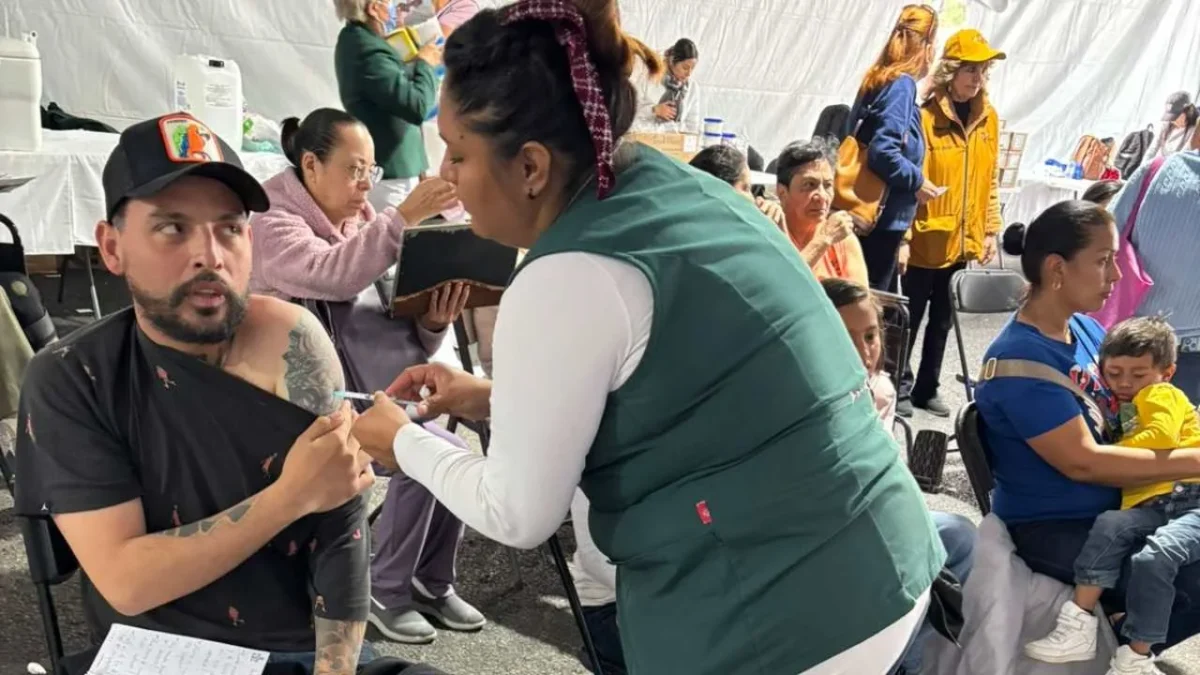Largas filas en el Megacentro de Vacunación de la UNAM, donde aplican dosis contra influenza, Covid-19 y neumococo.