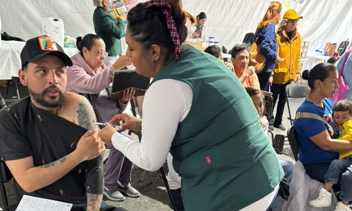 Largas filas en el Megacentro de Vacunación de la UNAM, donde aplican dosis contra influenza, Covid-19 y neumococo.