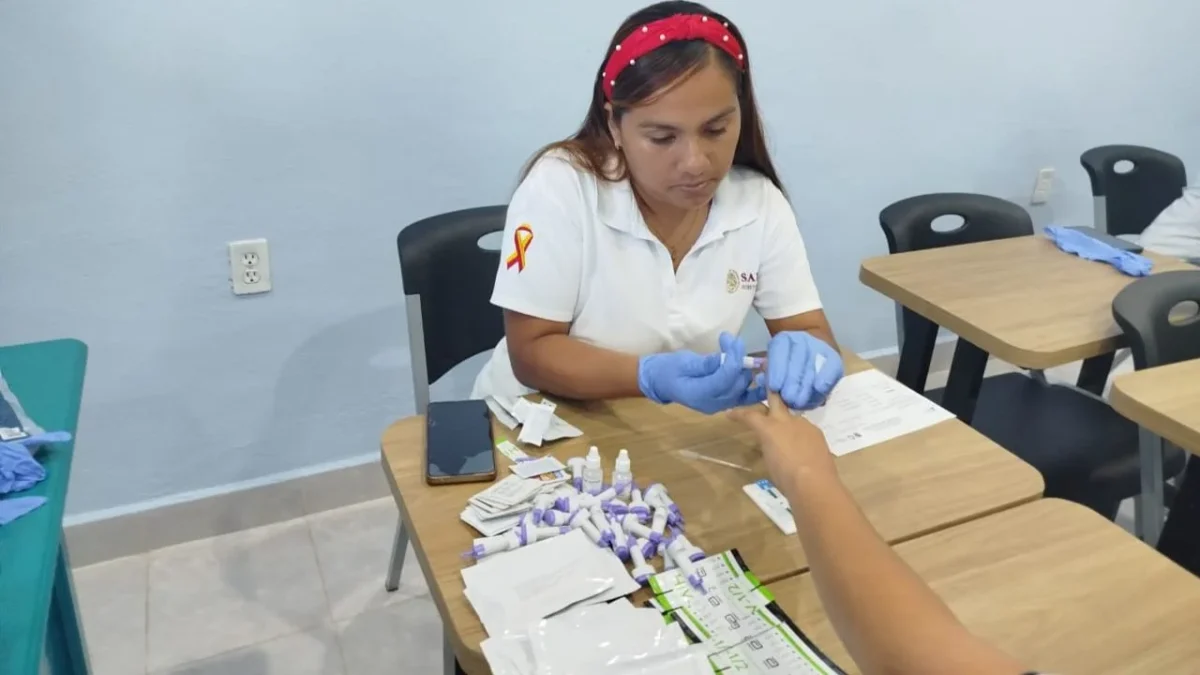 Un módulo se instaló en el Parque Principal de la Ciudad de San Francisco de Campeche como parte de las jornadas de prevención del VIH.