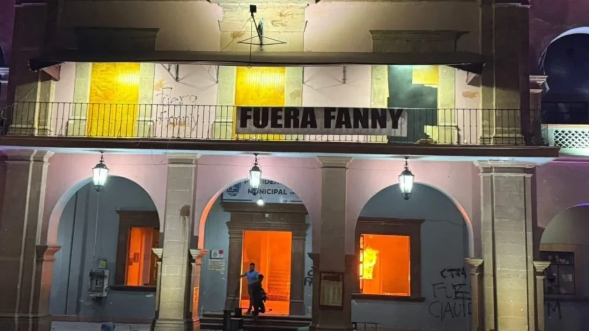 Sujetos incendiaron el Palacio Municipal de Apatzingán en protesta por los asesinatos de Carlos Manzo y Bernardo Bravo.