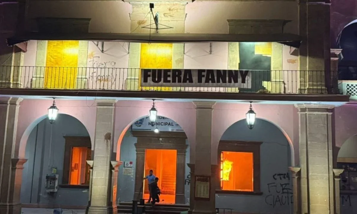 Sujetos incendiaron el Palacio Municipal de Apatzingán en protesta por los asesinatos de Carlos Manzo y Bernardo Bravo.