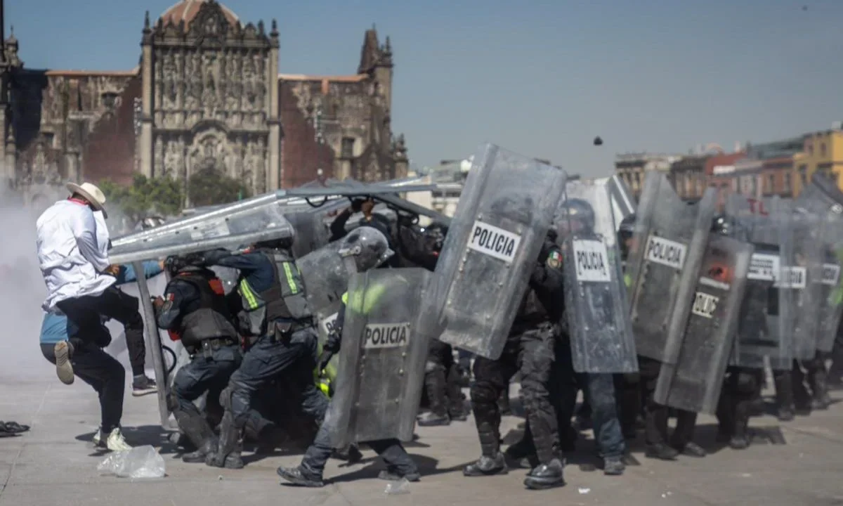 Brugada resaltó que los policías de la SSC presentes en la marcha no cayeron en las provocaciones del "grupo violento" los contuvieron.