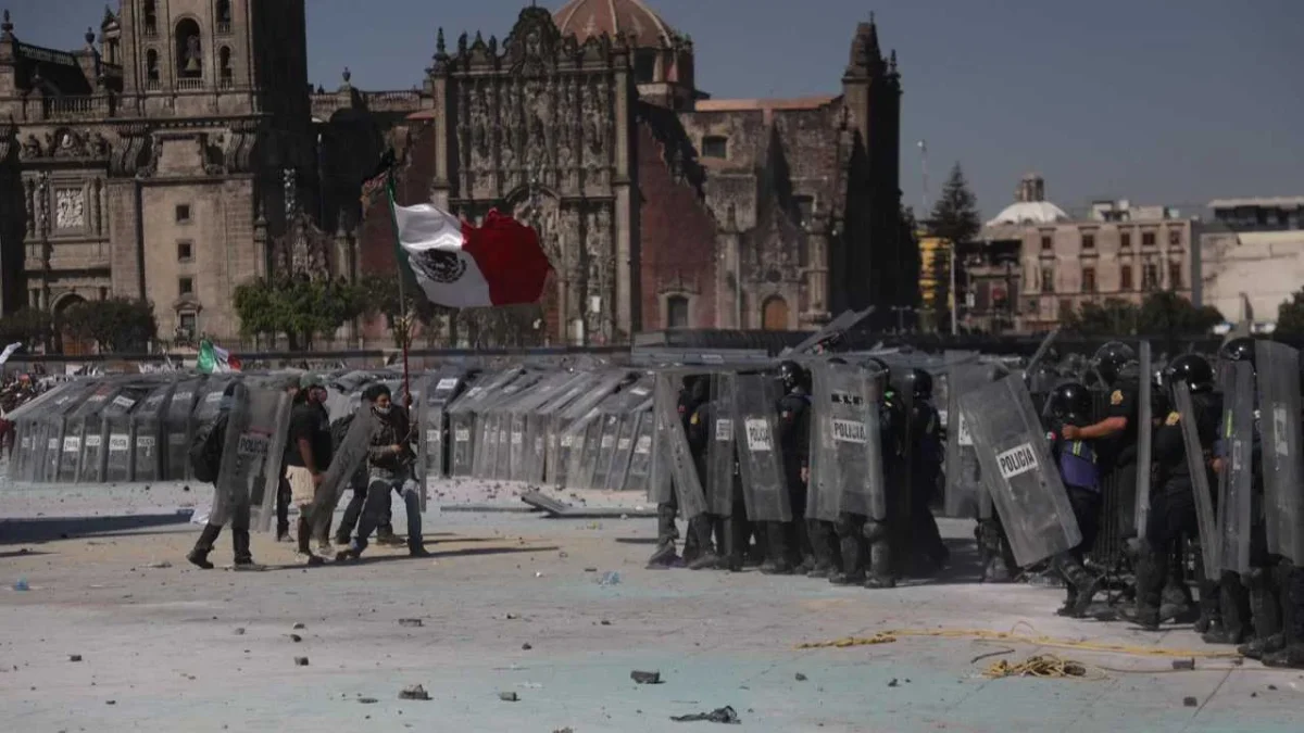 Policías replegaron del Palacio Nacional a manifestantes que se dieron cita en la marcha de la Generación Z.