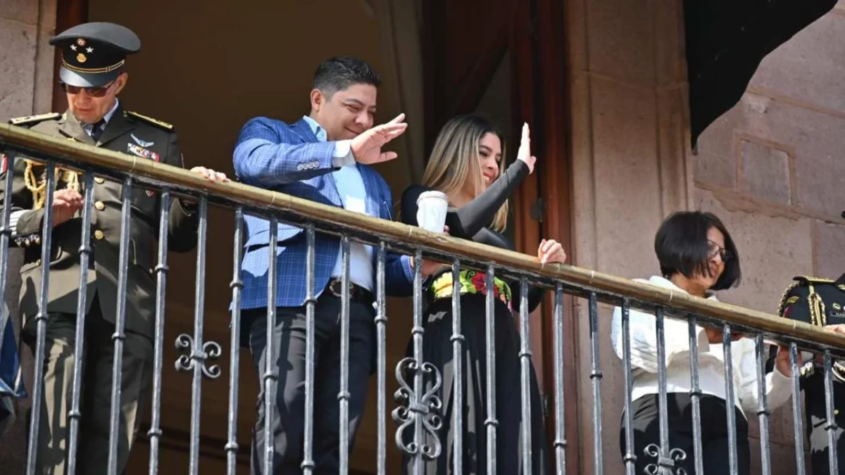 Ricardo Gallardo reafirma apoyo a familias en el marco de la conmemoración de la Revolución Mexicana.