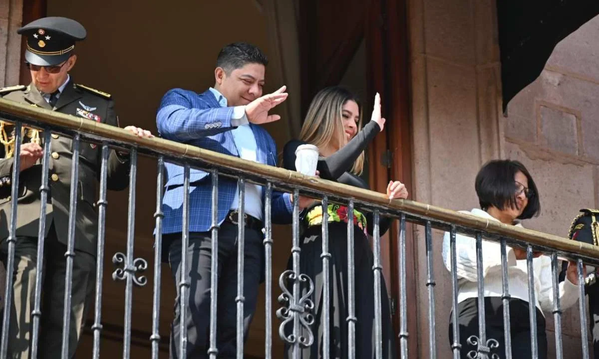 Ricardo Gallardo reafirma apoyo a familias en el marco de la conmemoración de la Revolución Mexicana.