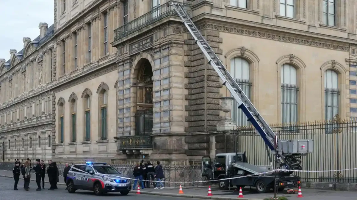 dos detenidos robo museo del Louvre