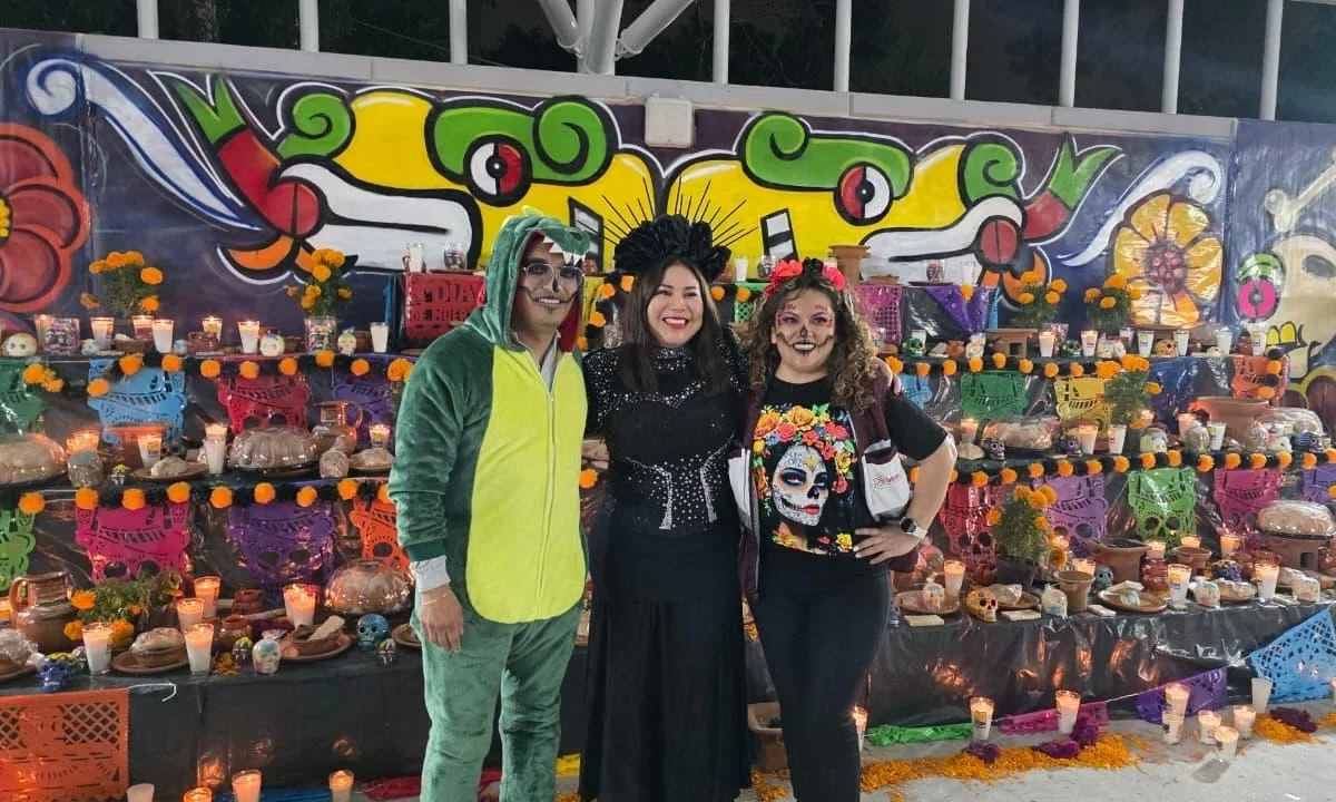 Familias participan en las festividades de Día de Muertos en Panteón San José, Iztacalco, disfrutando música, color y tradición.