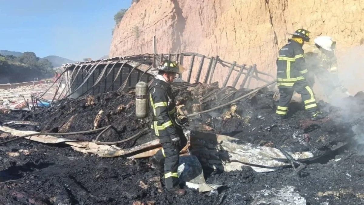 Se incendia tráiler de carga en la carretera Naucalpan-Toluca