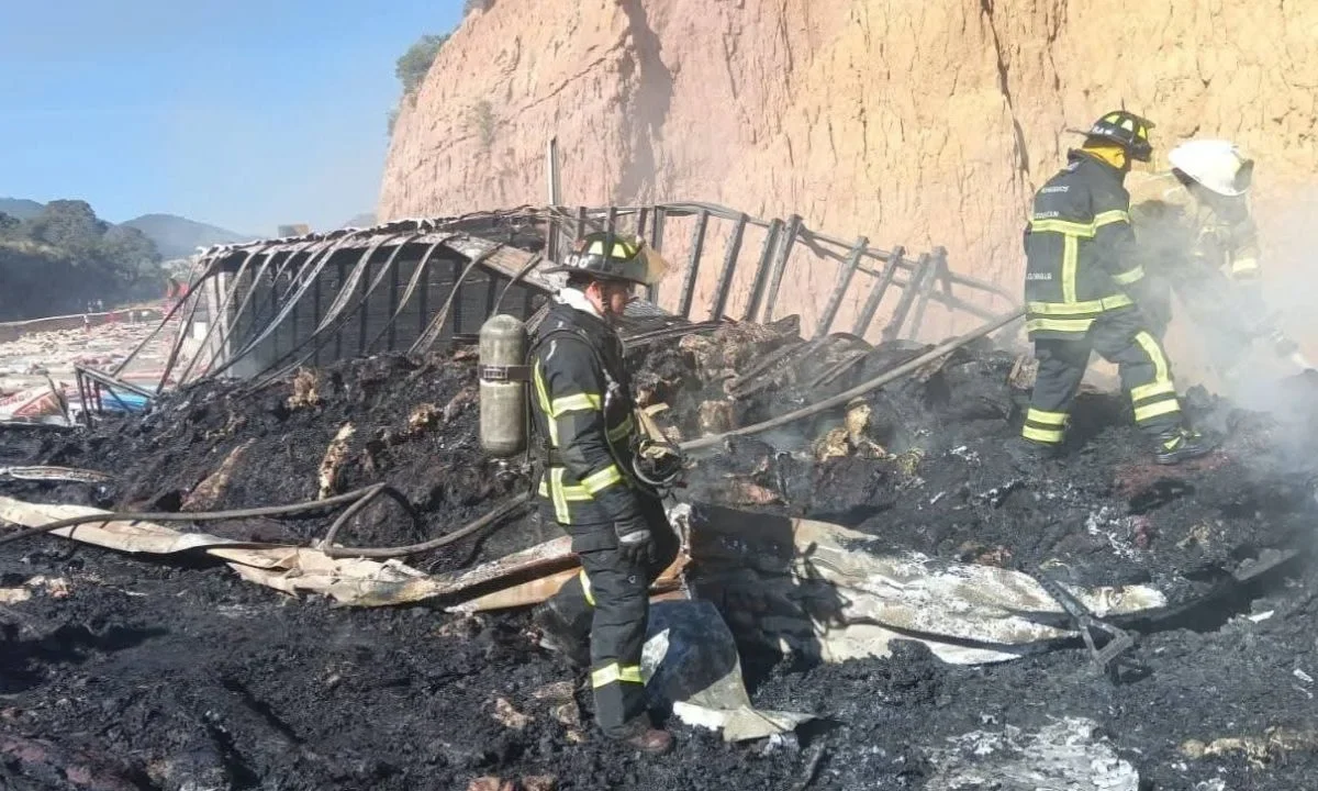 Se incendia tráiler de carga en la carretera Naucalpan-Toluca