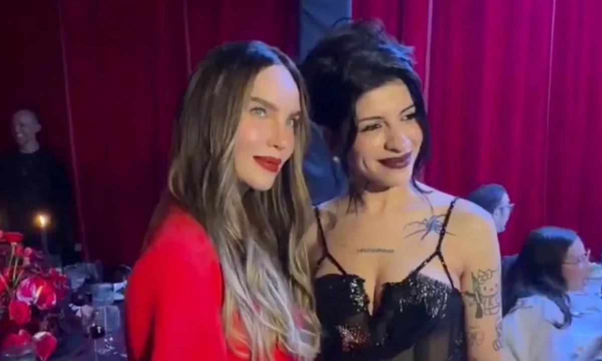 Belinda y Cazzu, ex parejas de Nodal se encontraron en la gala de los Premios GQ Men Of The Year 2025, la foto ya es viral en redes sociales.