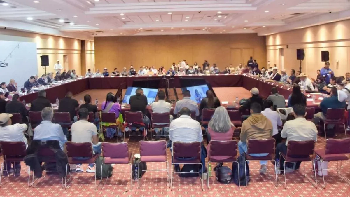 Se reúnen autoridades federales y estatales con representantes indígenas de Michoacán.