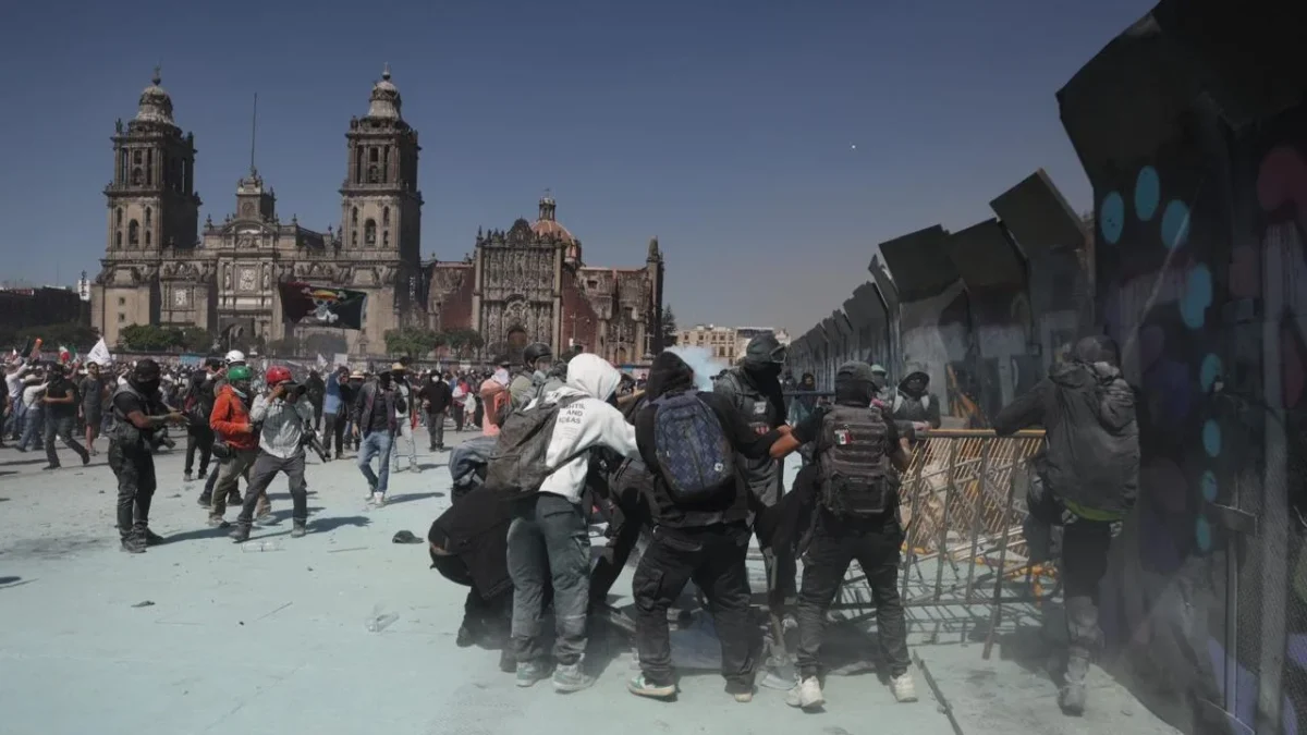 Segob resaltó que el retiro de vallas en Palacio Nacional, durante la marcha de la Generación Z, dañó 'gravemente' el patrimonio histórico. 