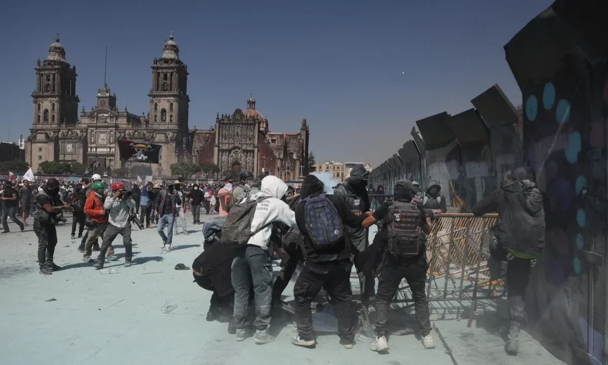 Segob resaltó que el retiro de vallas en Palacio Nacional, durante la marcha de la Generación Z, dañó 'gravemente' el patrimonio histórico. 