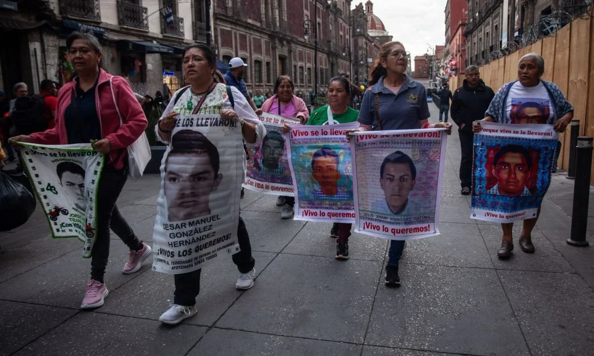 En reunión con la Presidenta, padres de normalistas indicaron que Sheinbaum se comprometió a analizar regreso del GIEI para caso Ayotzinapa.