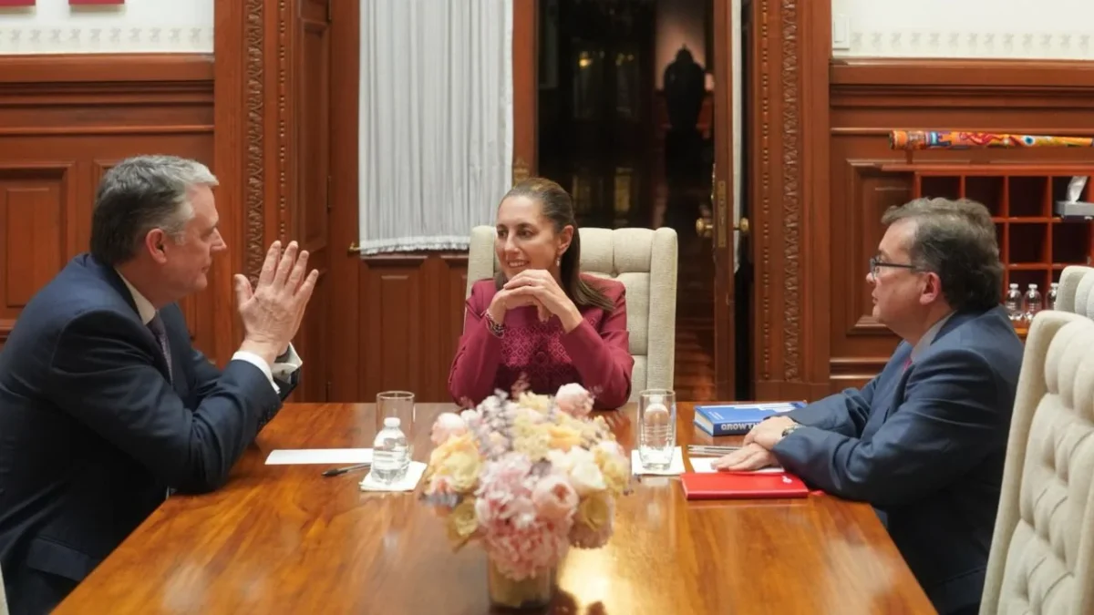 La presidenta Claudia Sheinbaum se reunió, este lunes en Palacio Nacional, con Michael Roberts, director ejecutivo de HSBC.