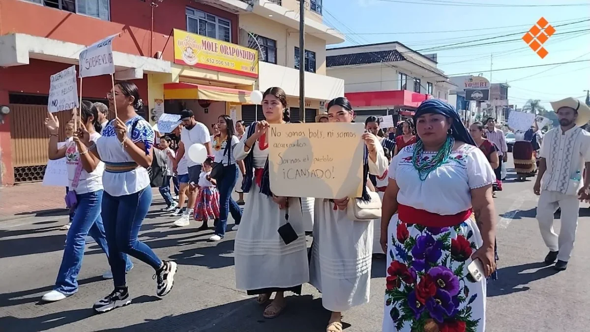 A una semana de la muerte del alcalde de Uruapan, Carlos Manzo, este domingo un nuevo grupo salió a las calles del municipio a protestar.