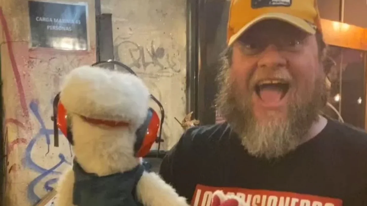 Rodrigo Salinas es la voz de Juanin Juan Harry, Mario Hugo, Ténison Salinas y Carlitos Lechuga en 31 Minutos y ahora también de Russ en Zootopia 2, de Disney.