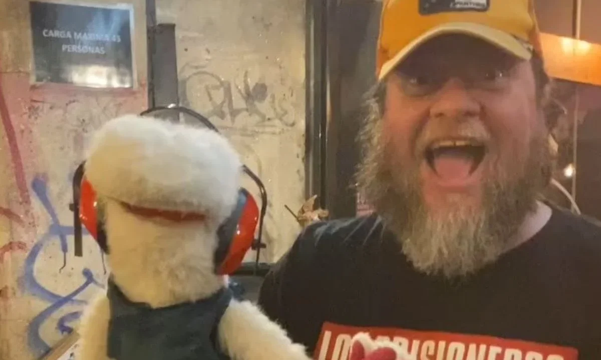 Rodrigo Salinas es la voz de Juanin Juan Harry, Mario Hugo, Ténison Salinas y Carlitos Lechuga en 31 Minutos y ahora también de Russ en Zootopia 2, de Disney.