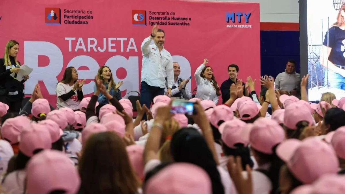 Este martes se llevó a cabo una nueva entrega masiva de la Tarjeta Regia Plus a mujeres regiomontanas en el Parque Aztlán, de Monterrey.