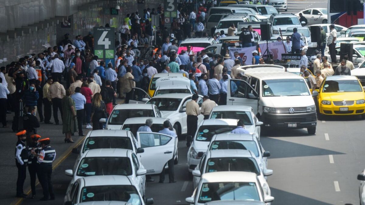Permisionarios autorizados del AICM se pronunciaron en contra de que los taxis de aplicación ssuban pasaje en las terminales aéreas federales.