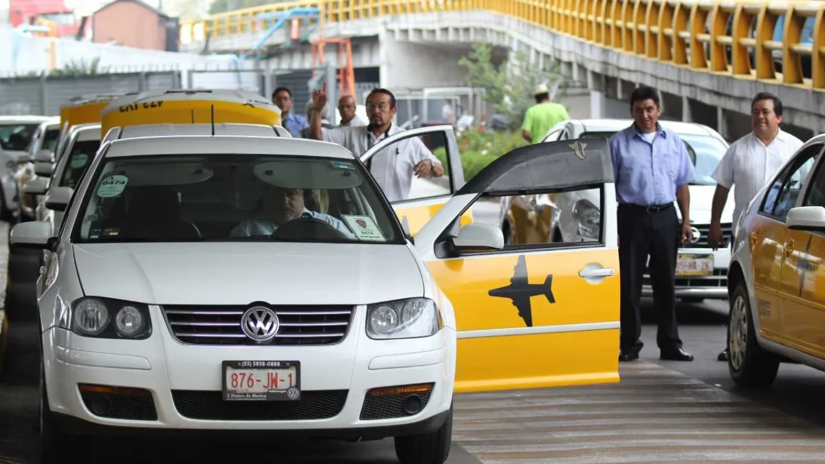 Taxistas del AICM acusan de corrupción a un funcionario federal.