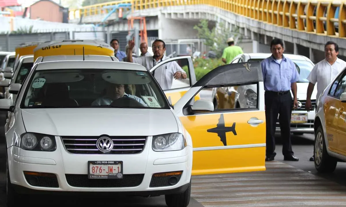 Taxistas del AICM acusan de corrupción a un funcionario federal.