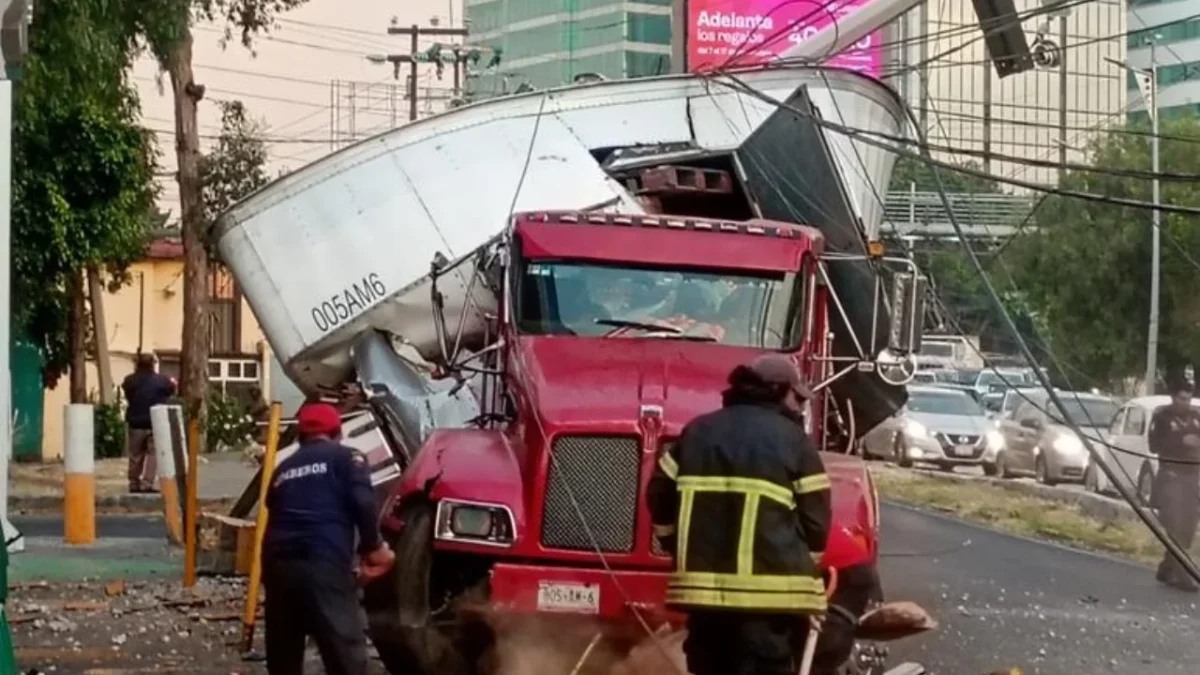 Bomberos y personal de la CFE trabajaron en la zona del accidente para retirar el cableado y limpiar el combustible derramado.