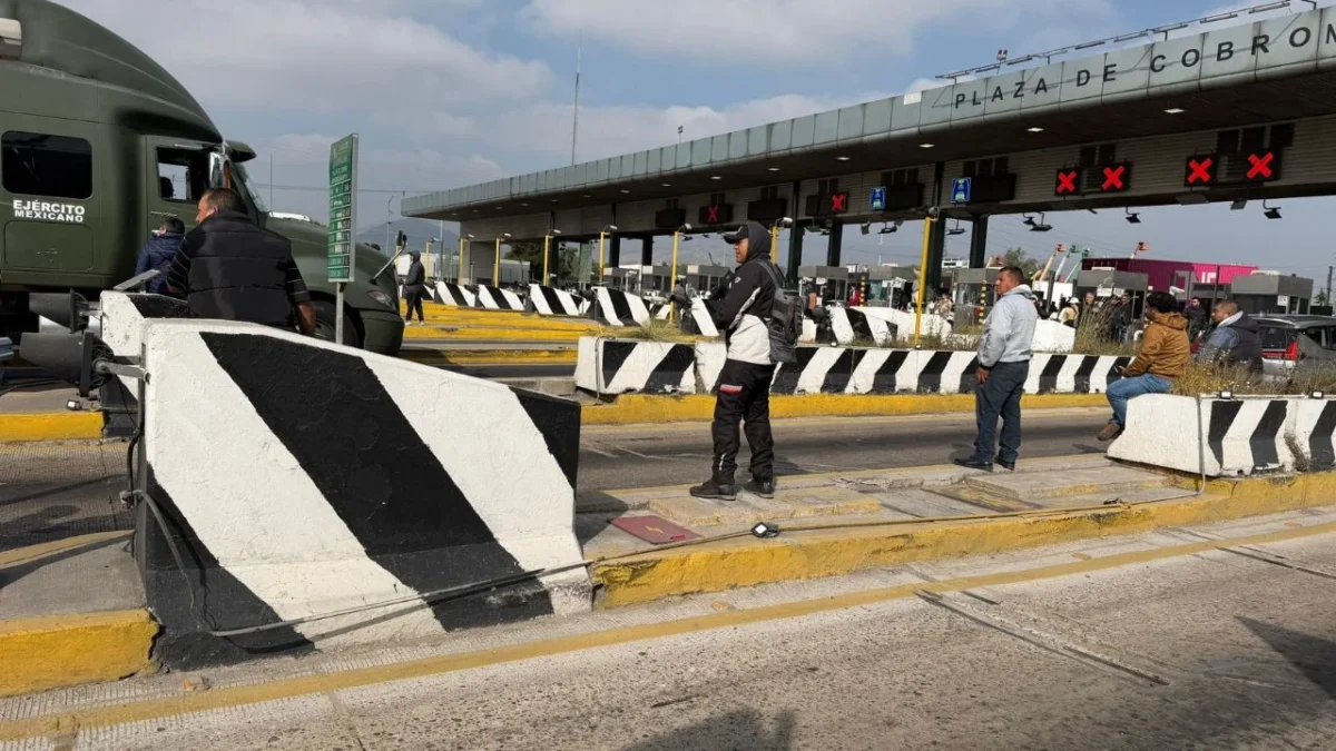Transportistas cumplen amenazan y realizan bloqueo en varias autopistas