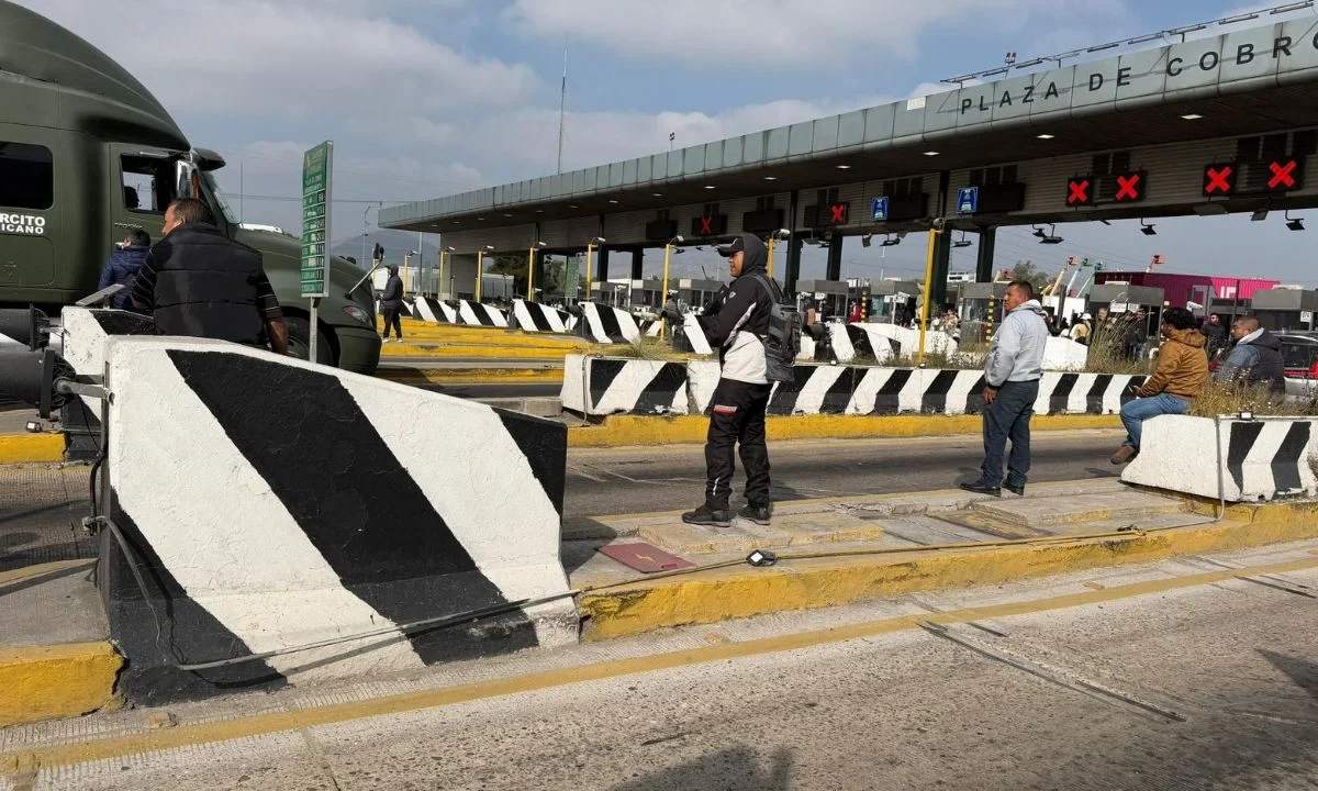 Transportistas cumplen amenazan y realizan bloqueo en varias autopistas