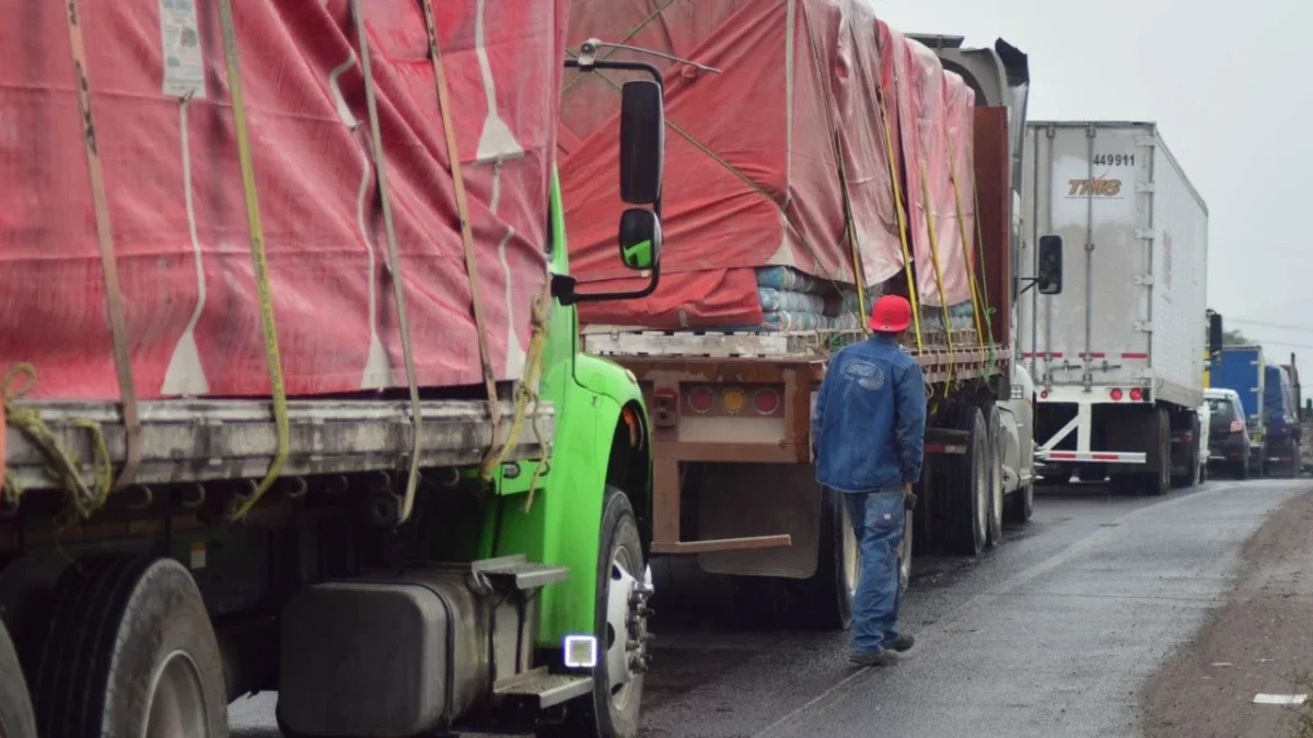 Transportistas advirtieron que los bloqueos continuarán en al menos 40 carreteras y aduanas de México ante ausencia de respuesta a sus demandas.