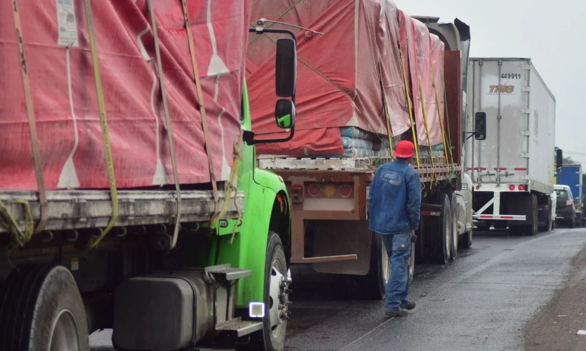 Transportistas advirtieron que los bloqueos continuarán en al menos 40 carreteras y aduanas de México ante ausencia de respuesta a sus demandas.
