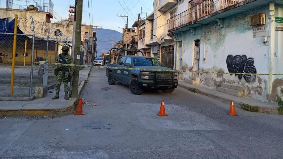 Fuerzas federales detienen a 3 presuntos implicados en el caso de los 43 normalistas de Ayotzinapa.