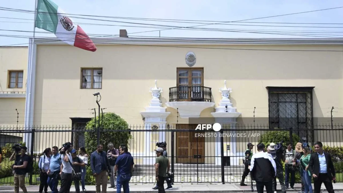 La policía de Perú rodea la Embajada de México tras el rompimiento de relaciones por el asilo de la exprimera ministra Betssy Chávez.