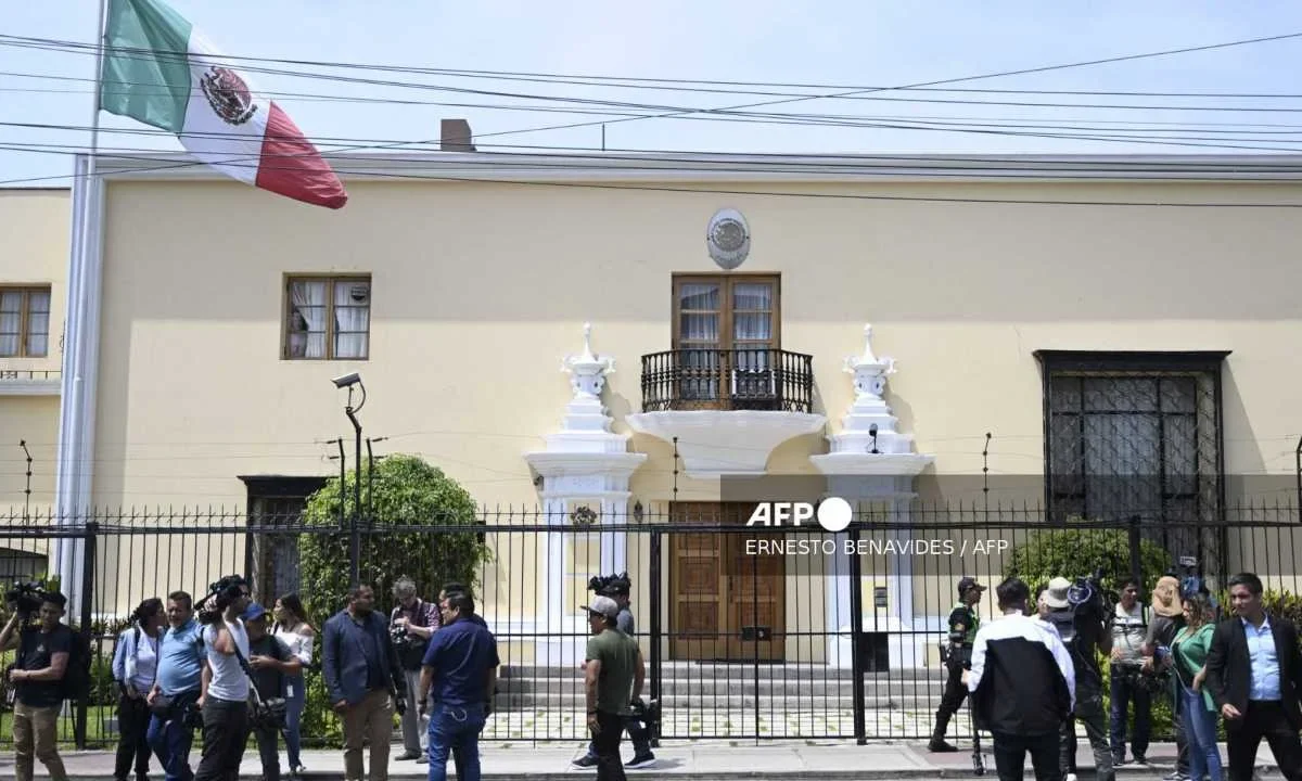 La policía de Perú rodea la Embajada de México tras el rompimiento de relaciones por el asilo de la exprimera ministra Betssy Chávez.