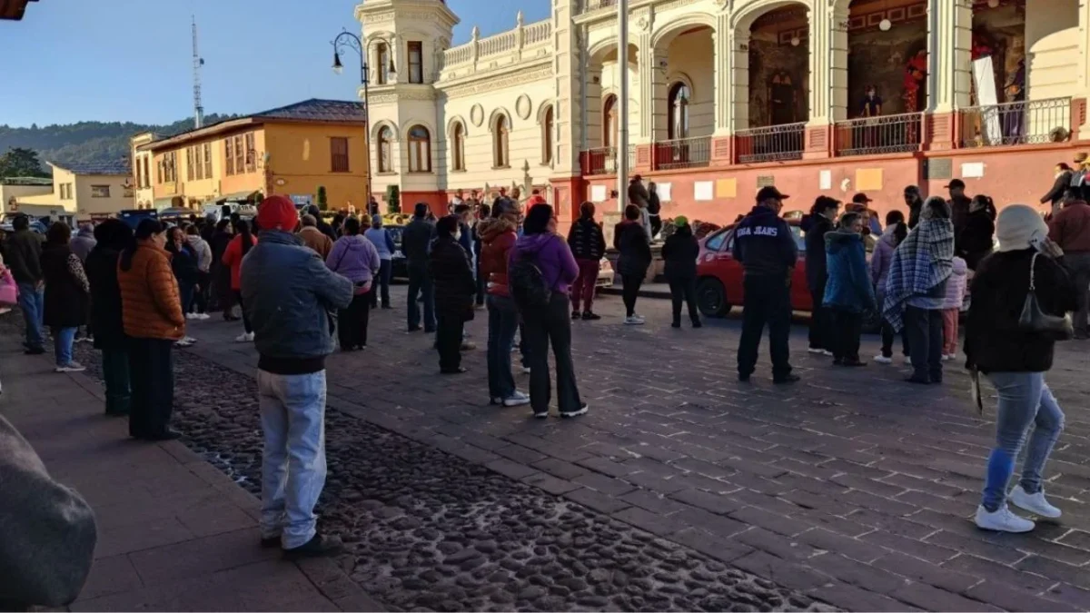 Vecinos de El Oro amarraron a varios funcionarios en protesta por la falta de agua, recolección de basura y la ausencia de la edil morenista.