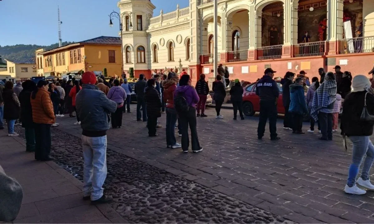 Vecinos de El Oro amarraron a varios funcionarios en protesta por la falta de agua, recolección de basura y la ausencia de la edil morenista.