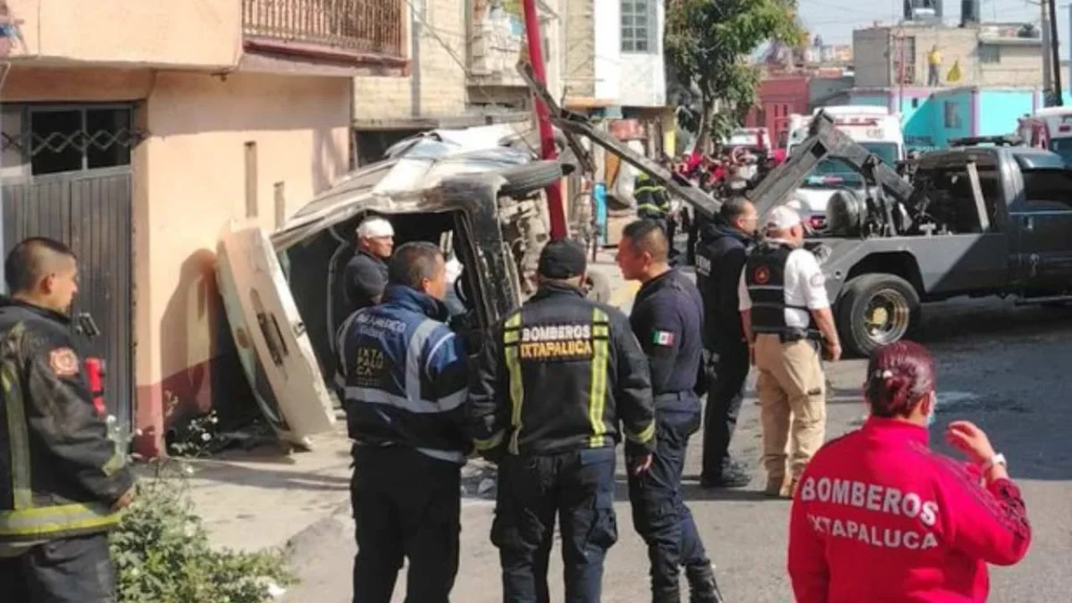 Una camioneta del transporte público volcó en Los Reyes La Paz; los primeros reportes indican que hay varios muertos y lesionados.