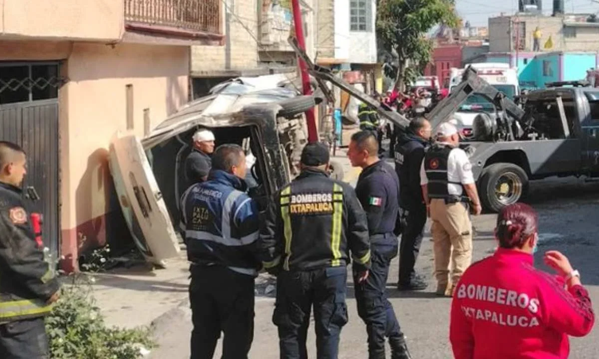Una camioneta del transporte público volcó en Los Reyes La Paz; los primeros reportes indican que hay varios muertos y lesionados.