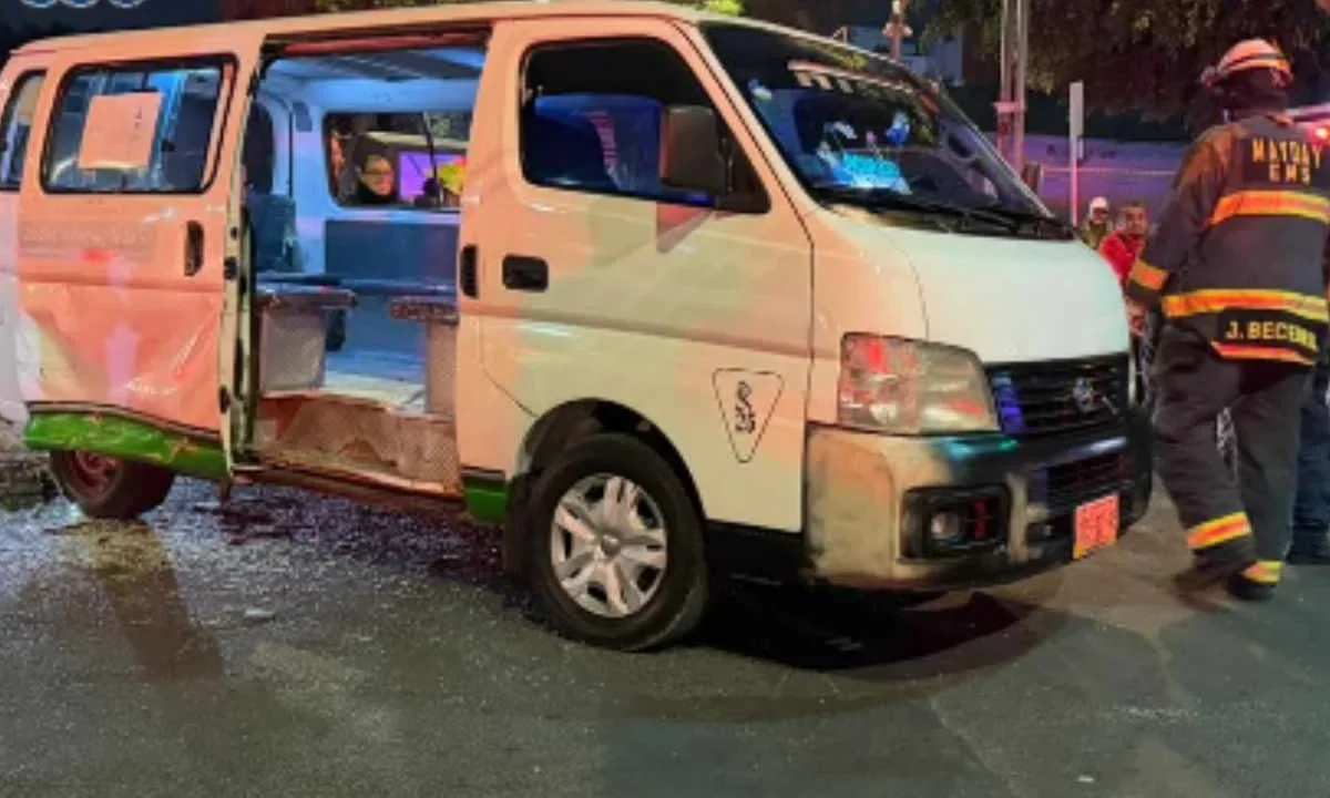 El choque entre una combi y un auto particular en la alcaldía Iztacalco dejó un saldo de 10 personas lesionadas.